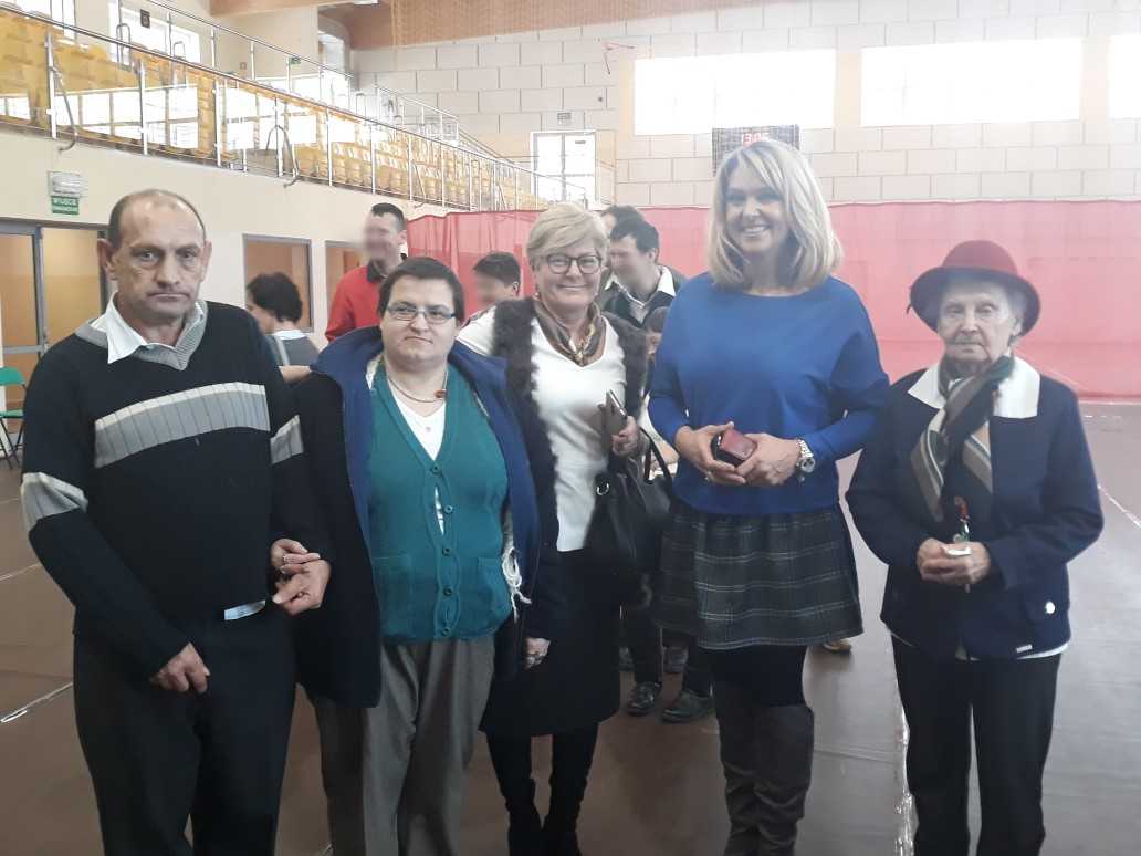mieszkańcy DPS z dyrektorem i Ewą Wachowicz