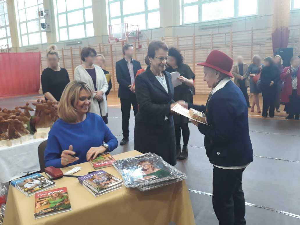 starosta powiatu gorlickiego wręcza Mieszkance DPS nagrodę