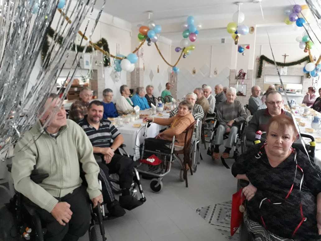 mieszkańcy DPS oglądają występ iluzjonisty