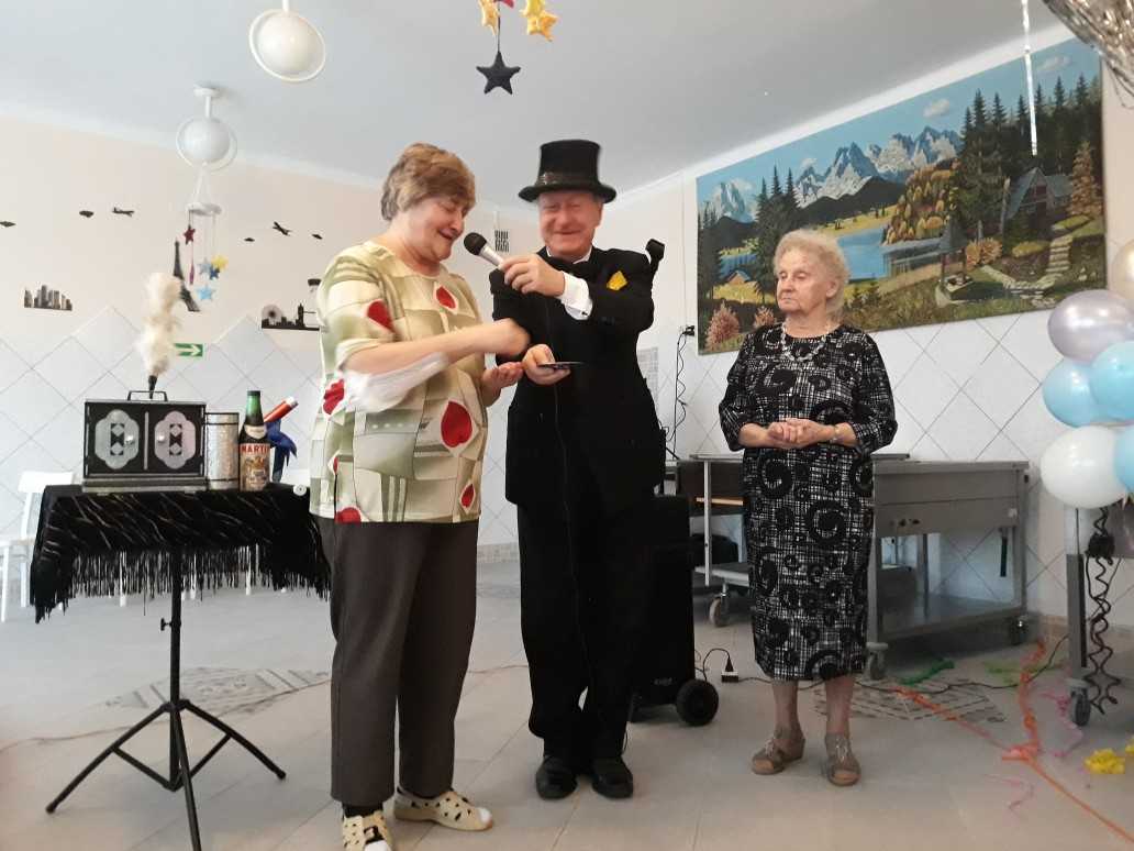 mieszkańcy DPS z iluzjonistą