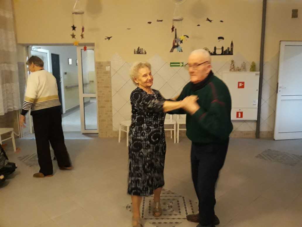 mieszkańcy DPS podczas zabawy karnawałowej