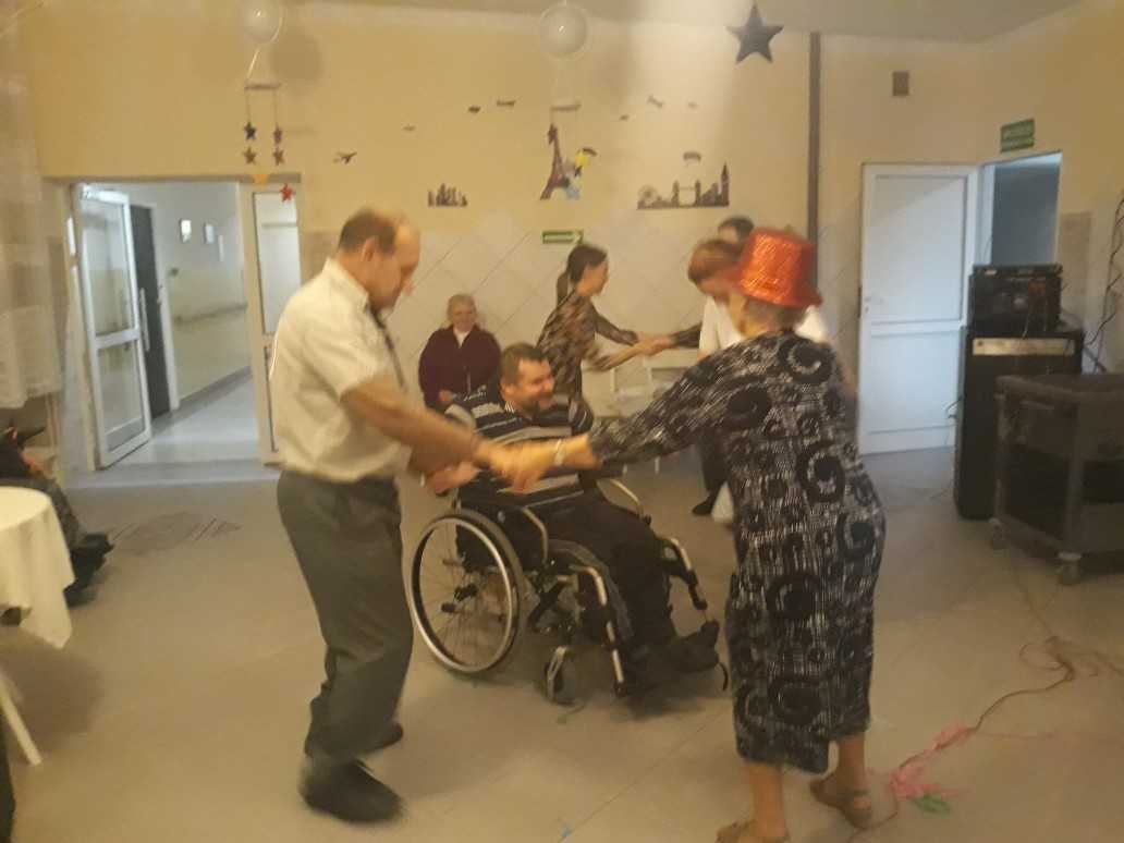 mieszkańcy DPS podczas zabawy karnawałowej