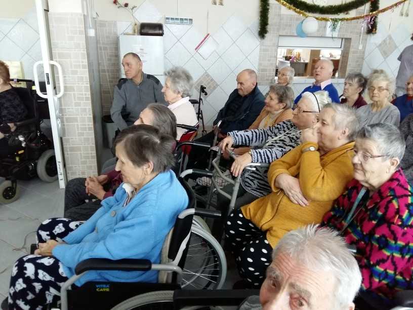 mieszkańcy DPS oglądają występ dzieci