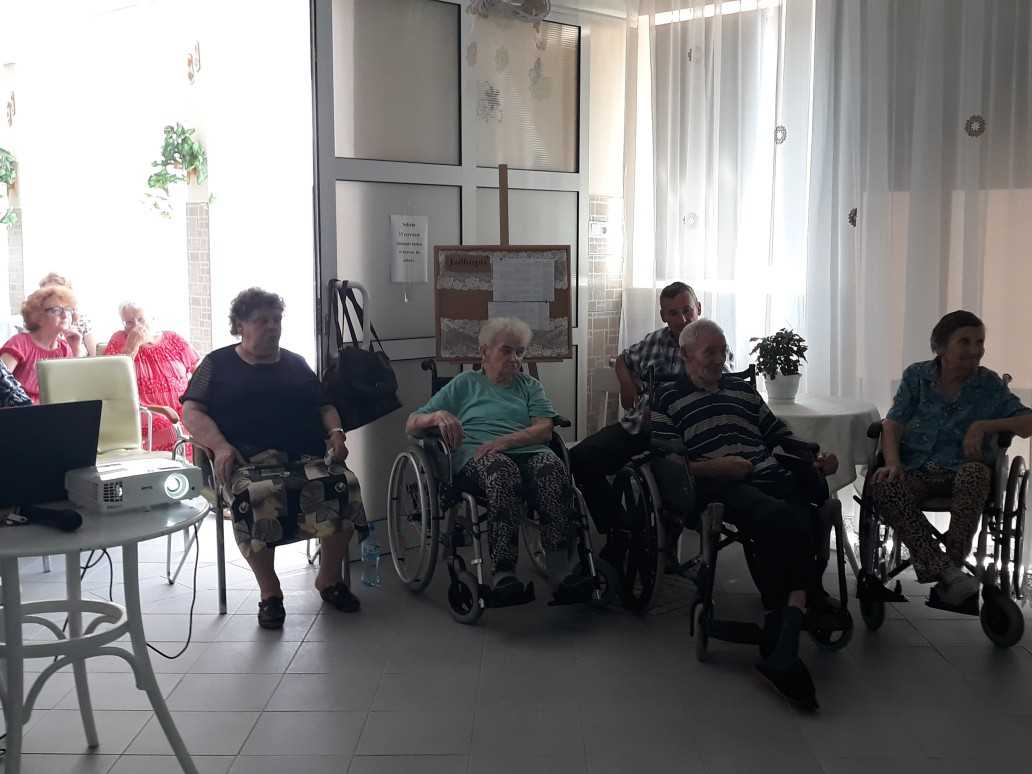 mieszkańcy DPS i ich krewni świętują dzień rodzin