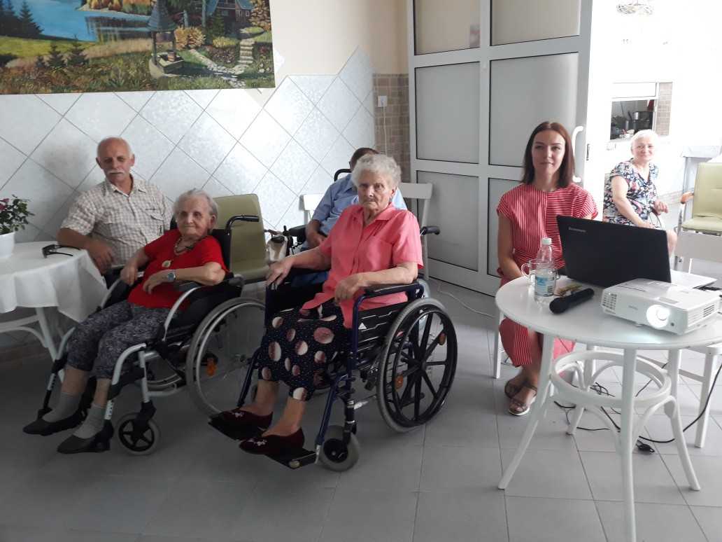 mieszkańcy DPS i ich krewni świętują dzień rodzin