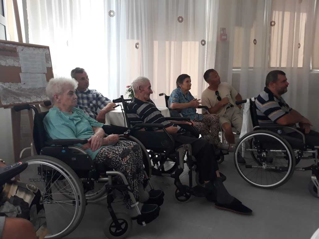 mieszkańcy DPS i ich krewni świętują dzień rodzin