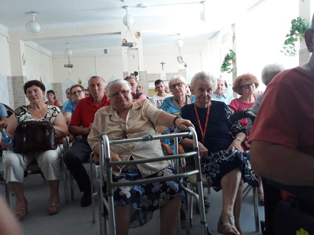 mieszkańcy DPS i ich krewni świętują dzień rodzin