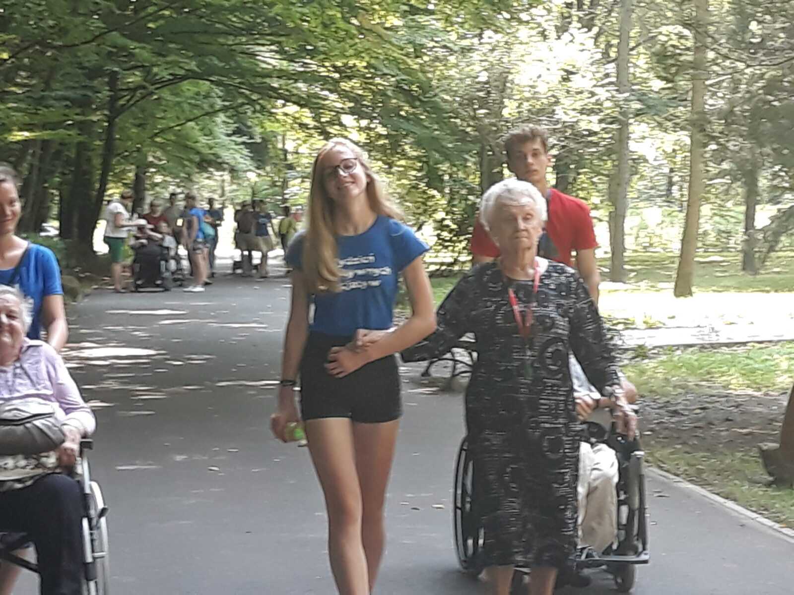 spacer mieszkańców DPS z wolontariuszami
