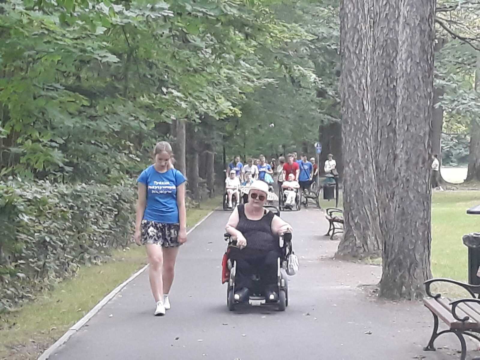 spacer mieszkańców DPS z wolontariuszami