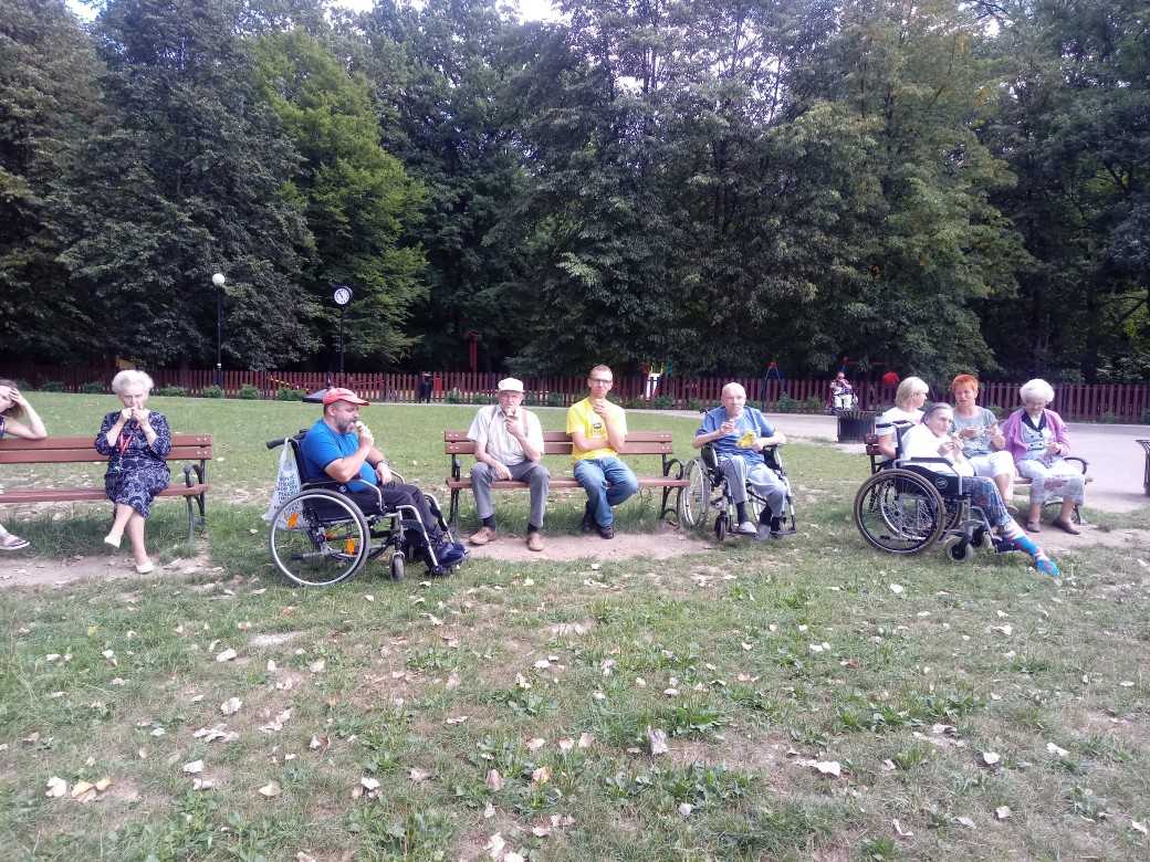 spacer mieszkańców DPS do parku