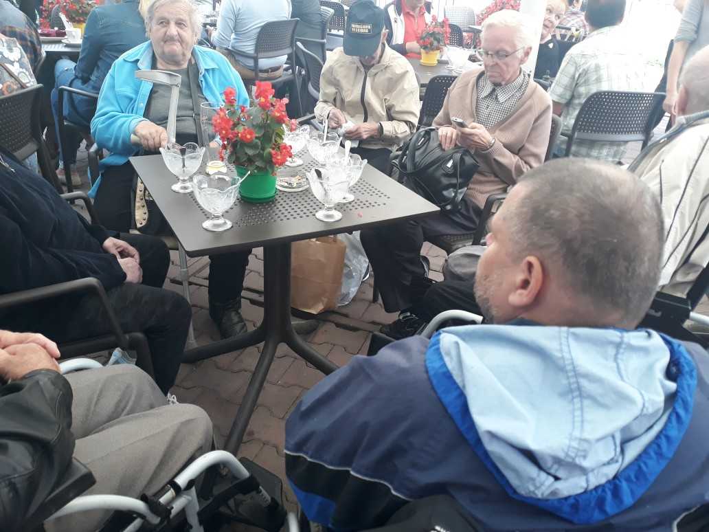 mieszkańcy DPS na wycieczce w Krynicy Zdroju