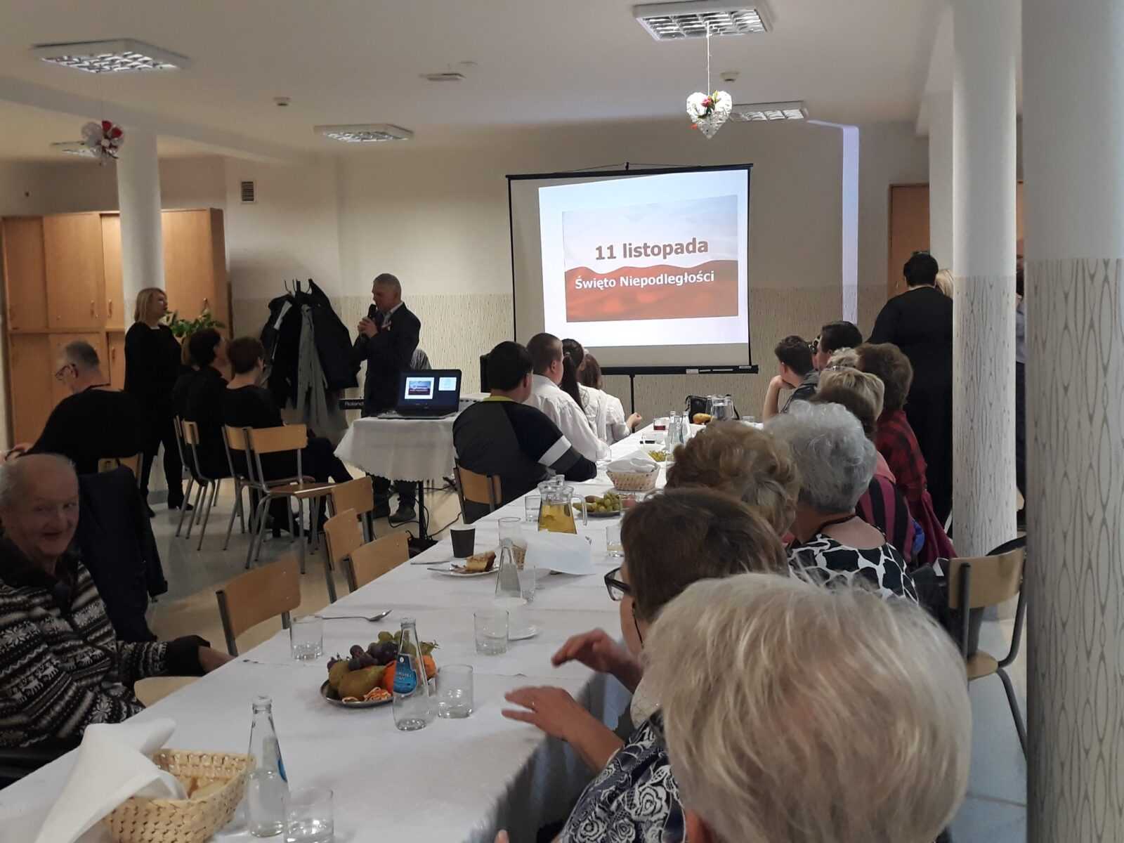mieszkańcy DPS uczestniczą w biesiadzie patriotycznej