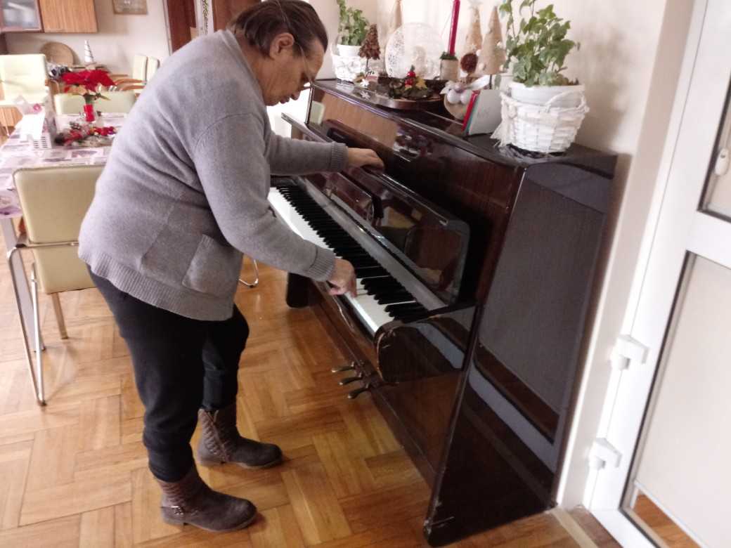 mieszkanka DPS gra na pianinie