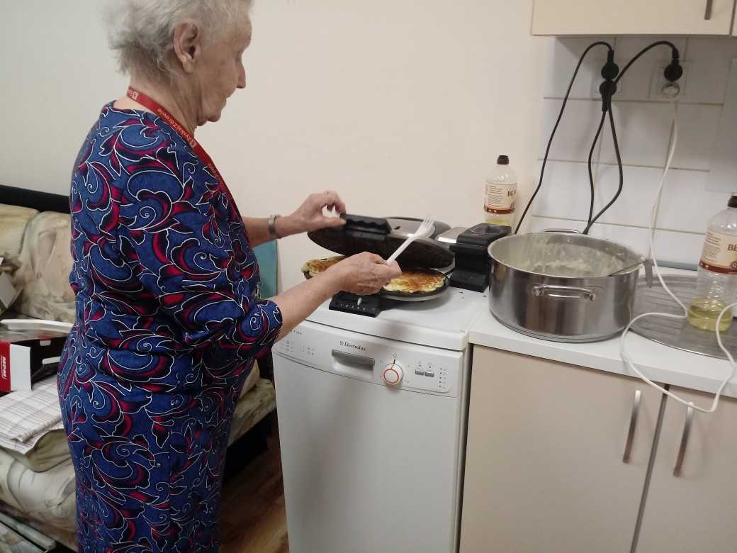 mieszkanka DPS smaży gofry