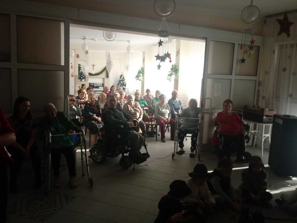 mieszkańcy DPS oglądają występ przedszkolaków