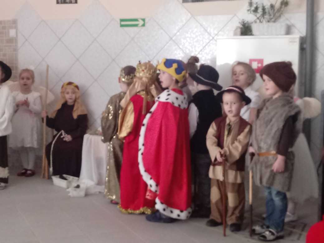 przedszkolaki występują w Jasełkach