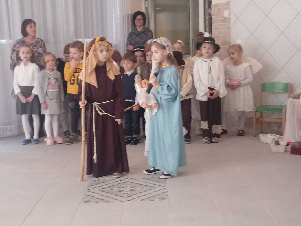 dzieci z przedszkola przebrane w stroje teatralne odgrywają rolę Maryi i Józefa w Jasełkach