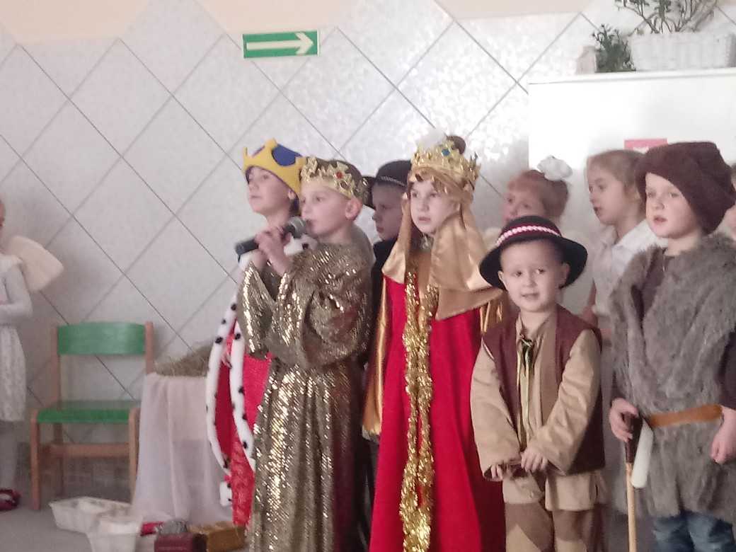 przedszkolaki ubrane w stroje pastuszków i trzech króli występują w Jasełkach