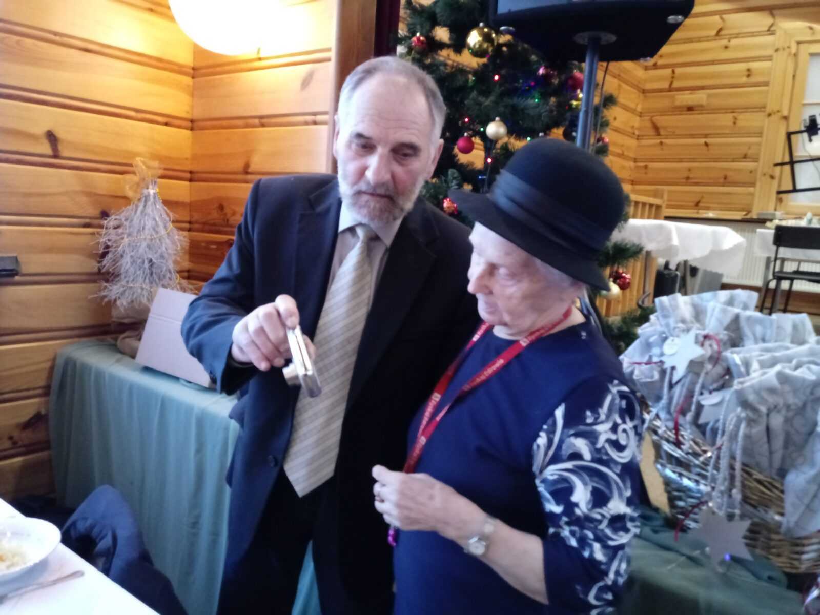 mieszkaniec i mieszkanka DPS patrzą na aparat fotograficzny