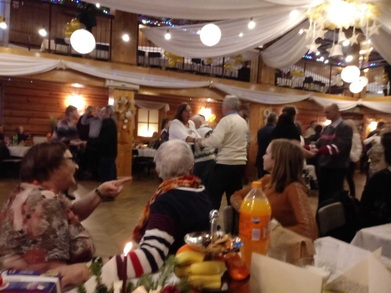 mieszkańcy domów pomocy społecznej uczestniczą w spotkaniu integracyjnym "Z kolędą na ustach"