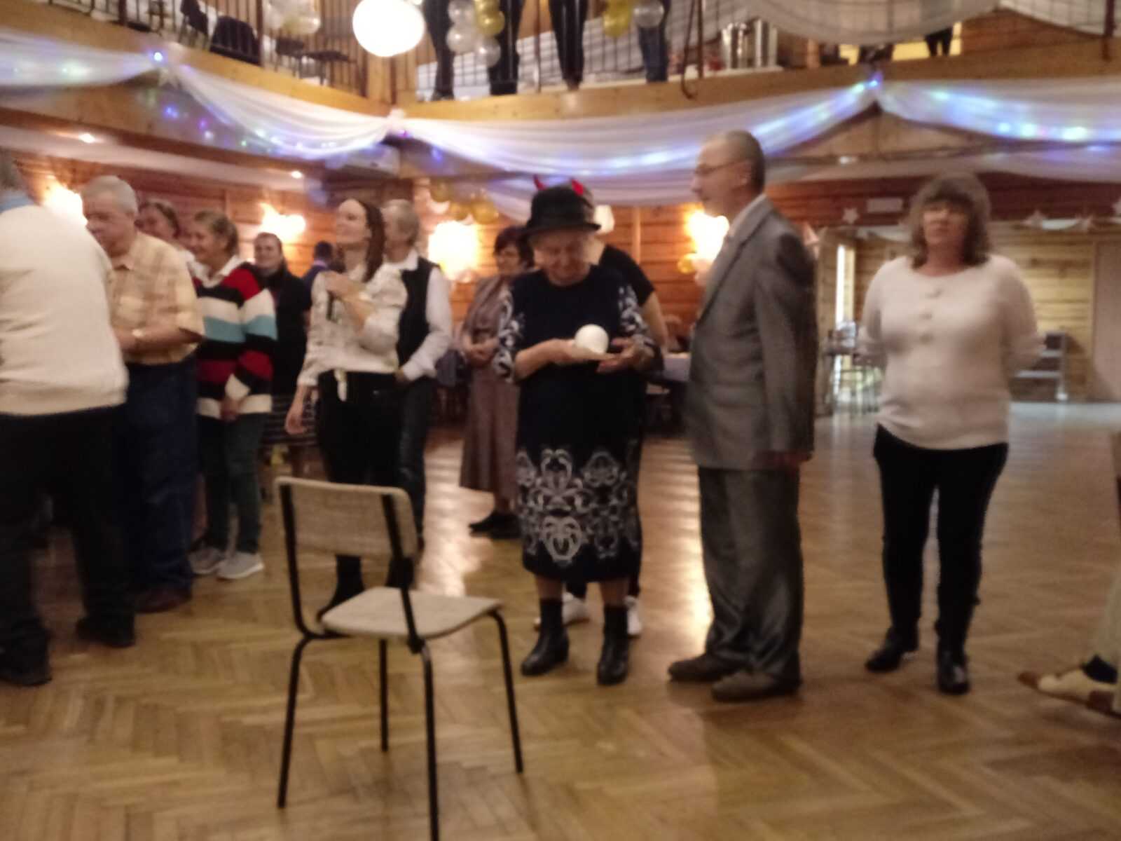 mieszkanka DPS uczestniczy w spotkaniu integracyjnym "z kolędą na ustach" w DPS w Mszanie Dolnej