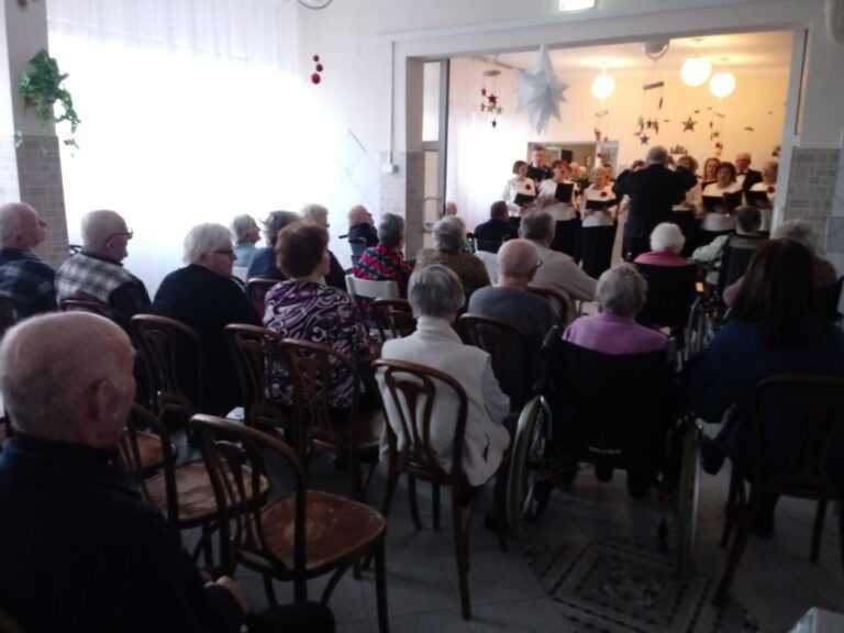 mieszkańcy oglądają koncert kolęd w wykonaniu chórzystów