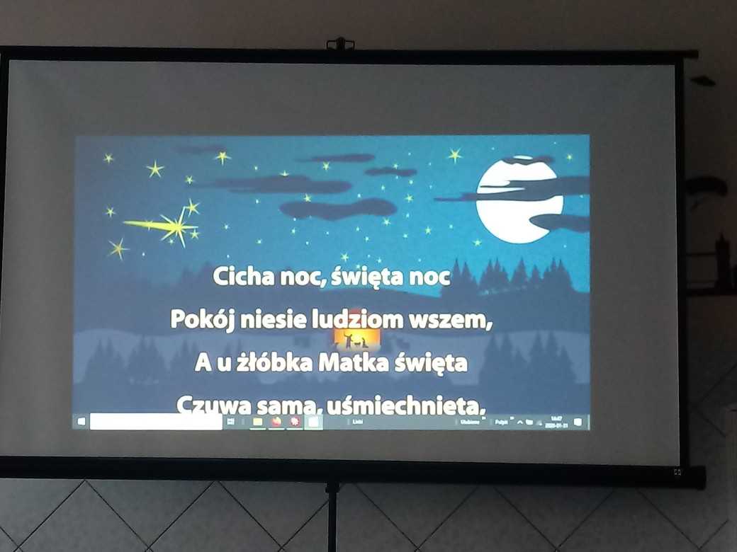 na ekranie projekcyjnym wyświetla się tekst kolędy "Cicha noc, święta noc"