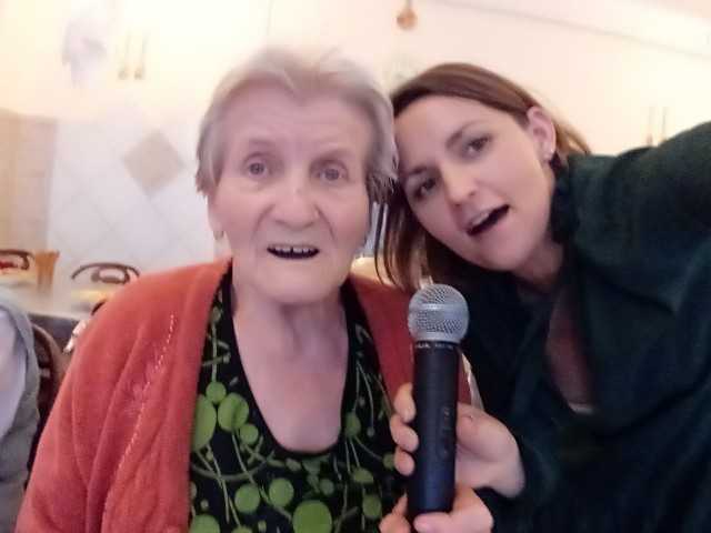 mieszkanka i terapeuta zajęciowy DPS śpiewają kolędę