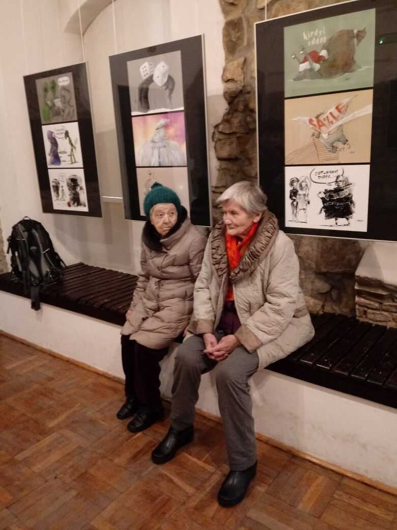 mieszkanki DPS na wystawie prac Bartłomieja Belniaka