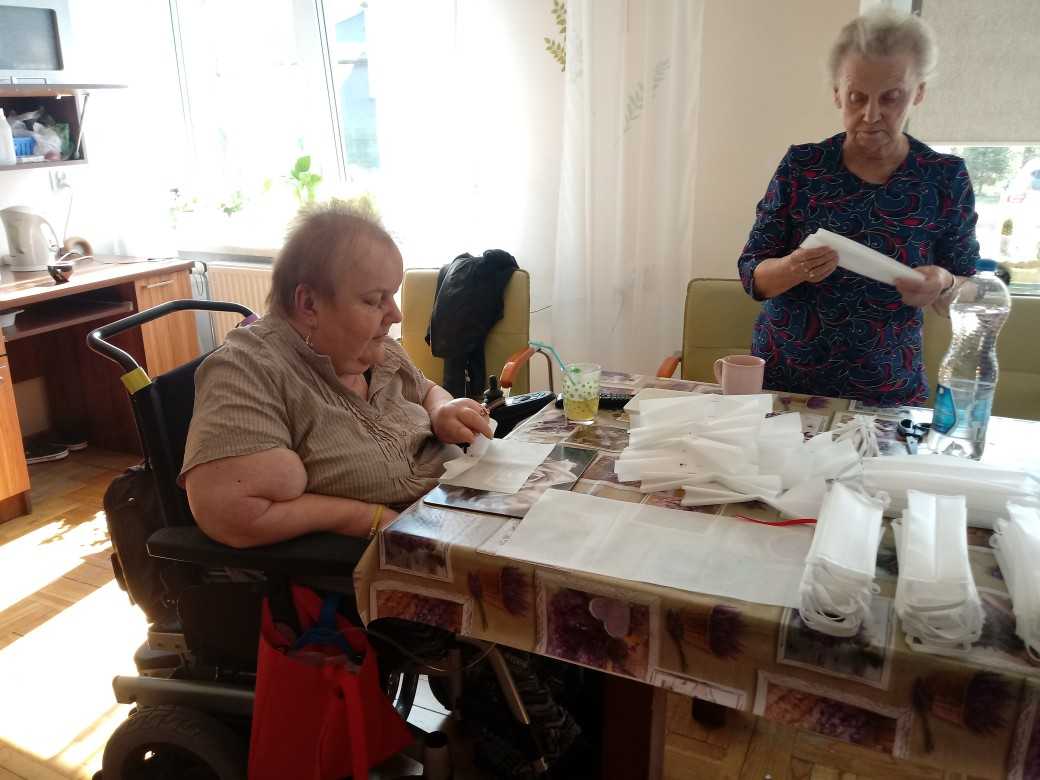 mieszkanki DPS szyją maseczki