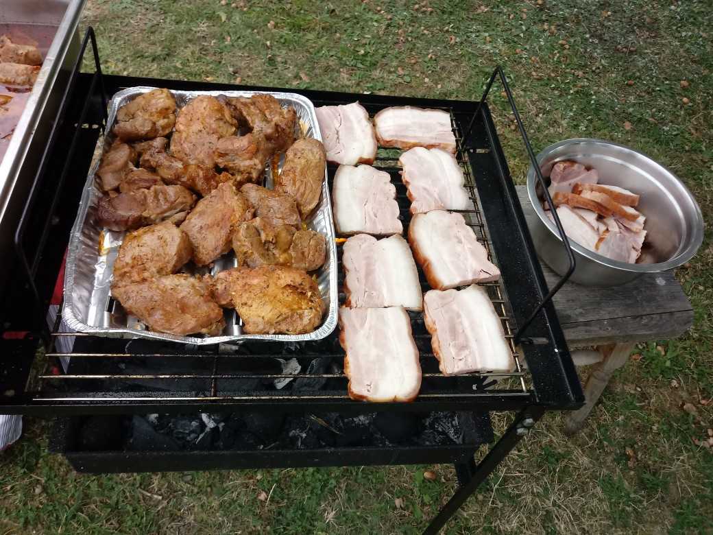 na grillu smaży się marynowana karkówka i boczek