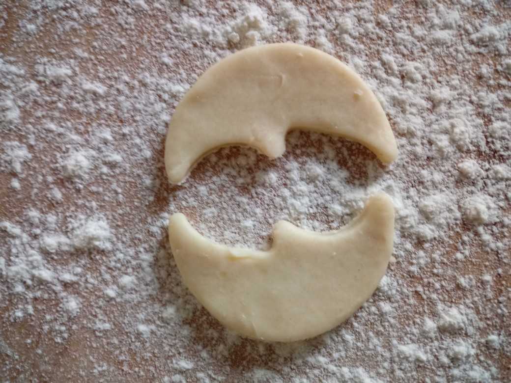 ciastka w kształcie półksiężyców przygotowane do pieczenia