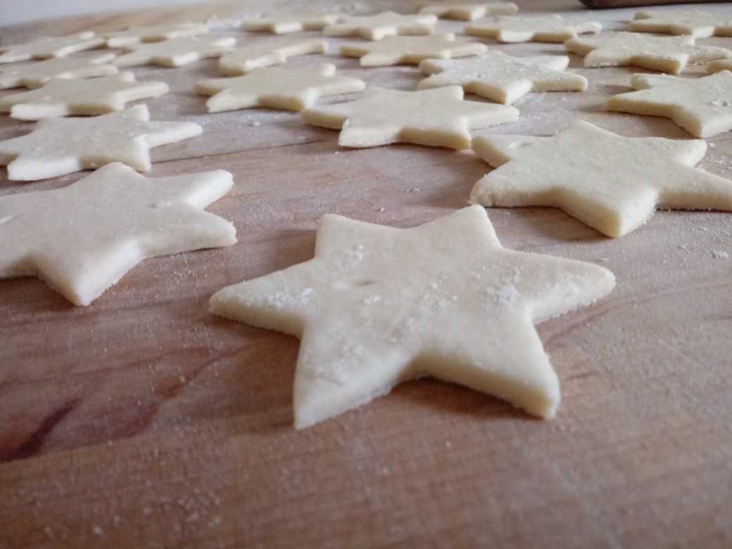 ciastka w kształcie gwiazdek przygotowane do pieczenia