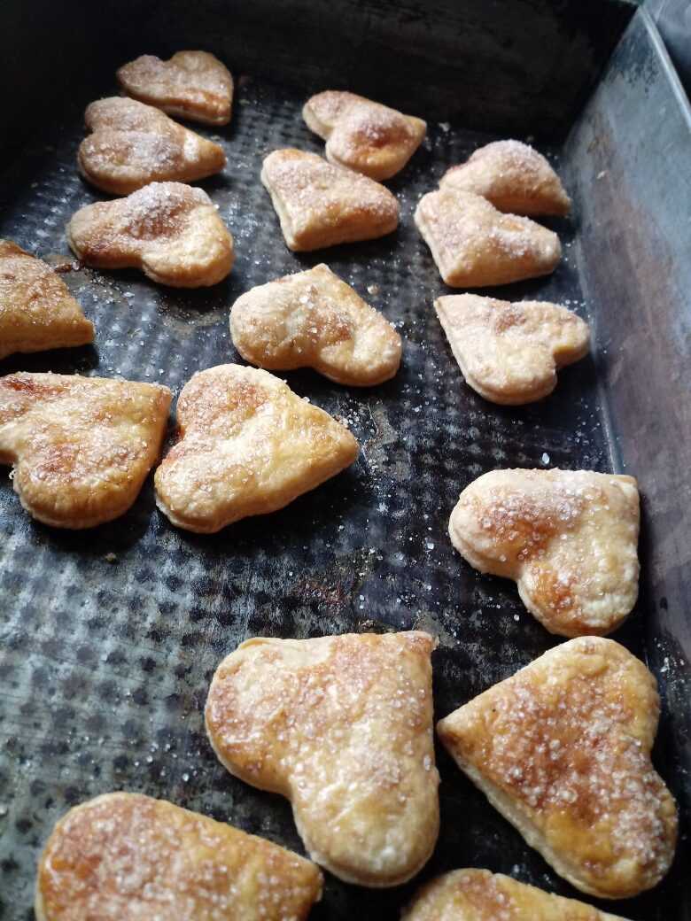 ciastka z ciasta francuskiego posypane cukrem na blaszce do pieczenia