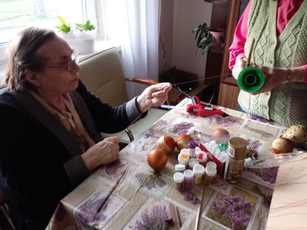 mieszkanki DPS biorą udział w terapii zajęciowej