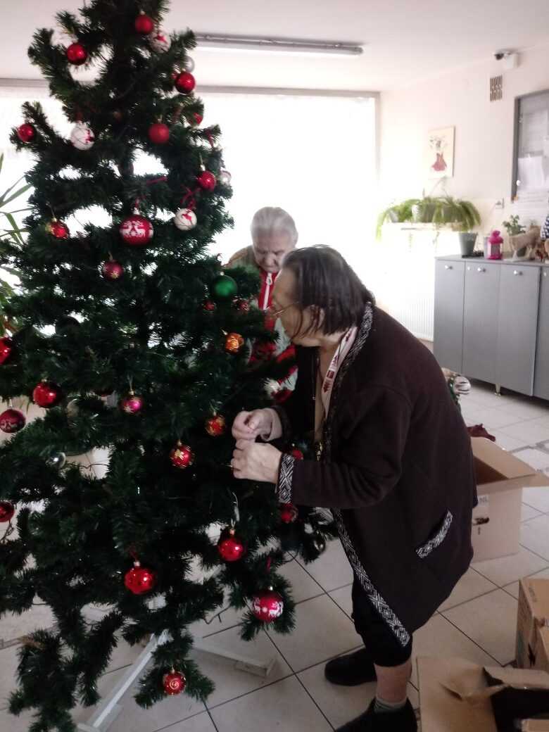 mieszkanki DPS ubierają choinkę