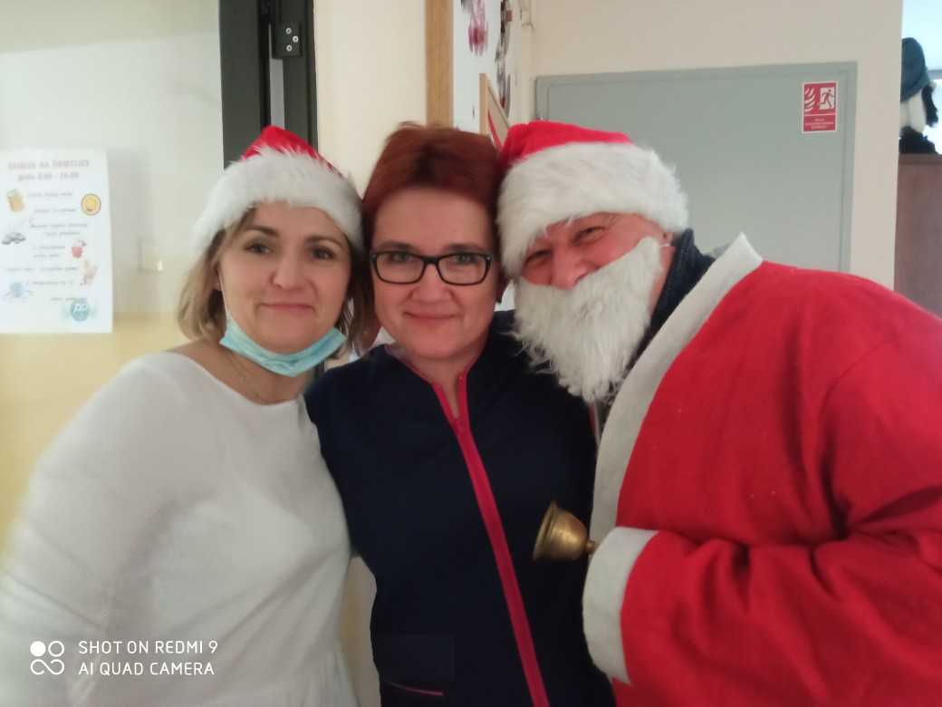 śnieżynka, pielęgniarka DPS i św. Mikołaj pozują do zdjęcia