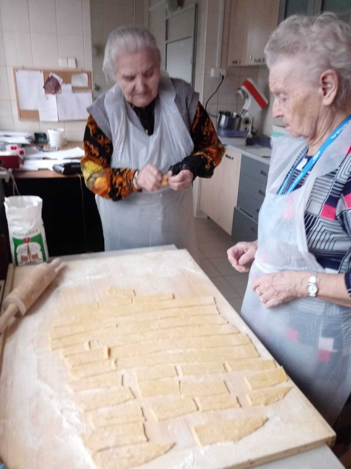 mieszkanki DPS przygotowują ciasto na chrust