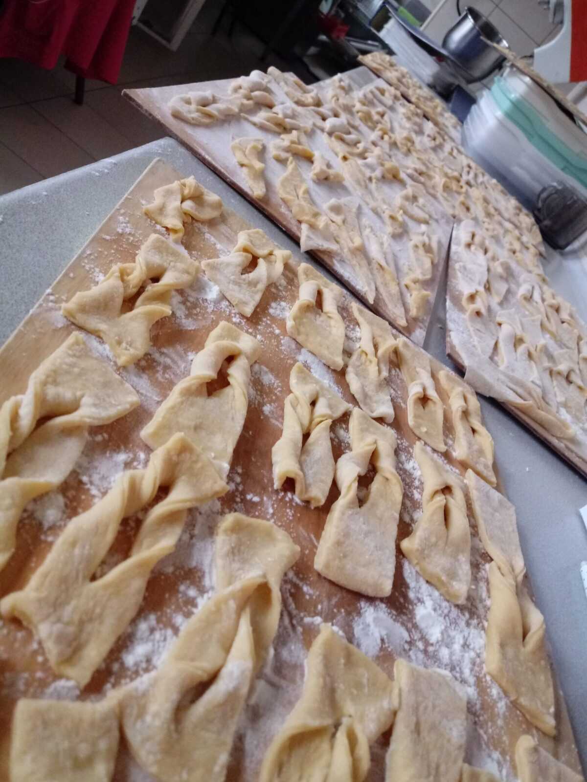 wykrojone ciasto na chrust, przygotowane do smażenia