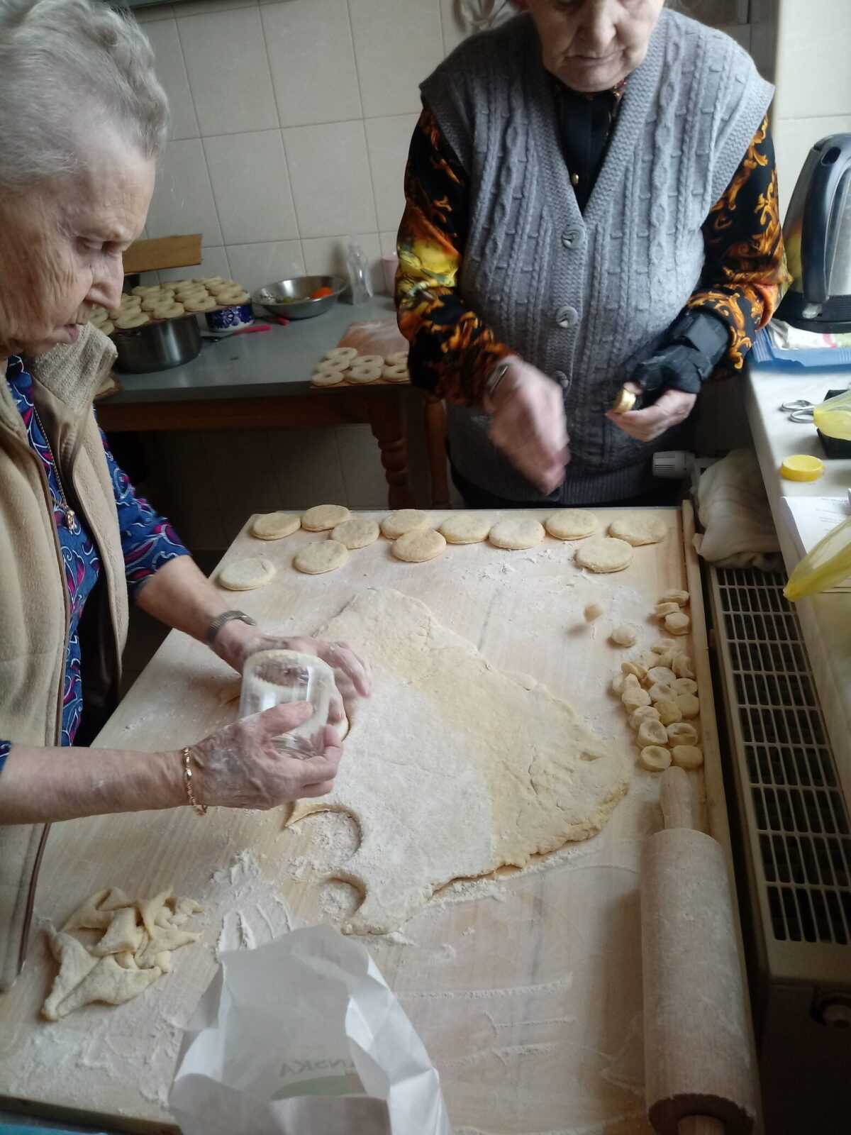 mieszkanki DPS przygotowują oponki z ciasta