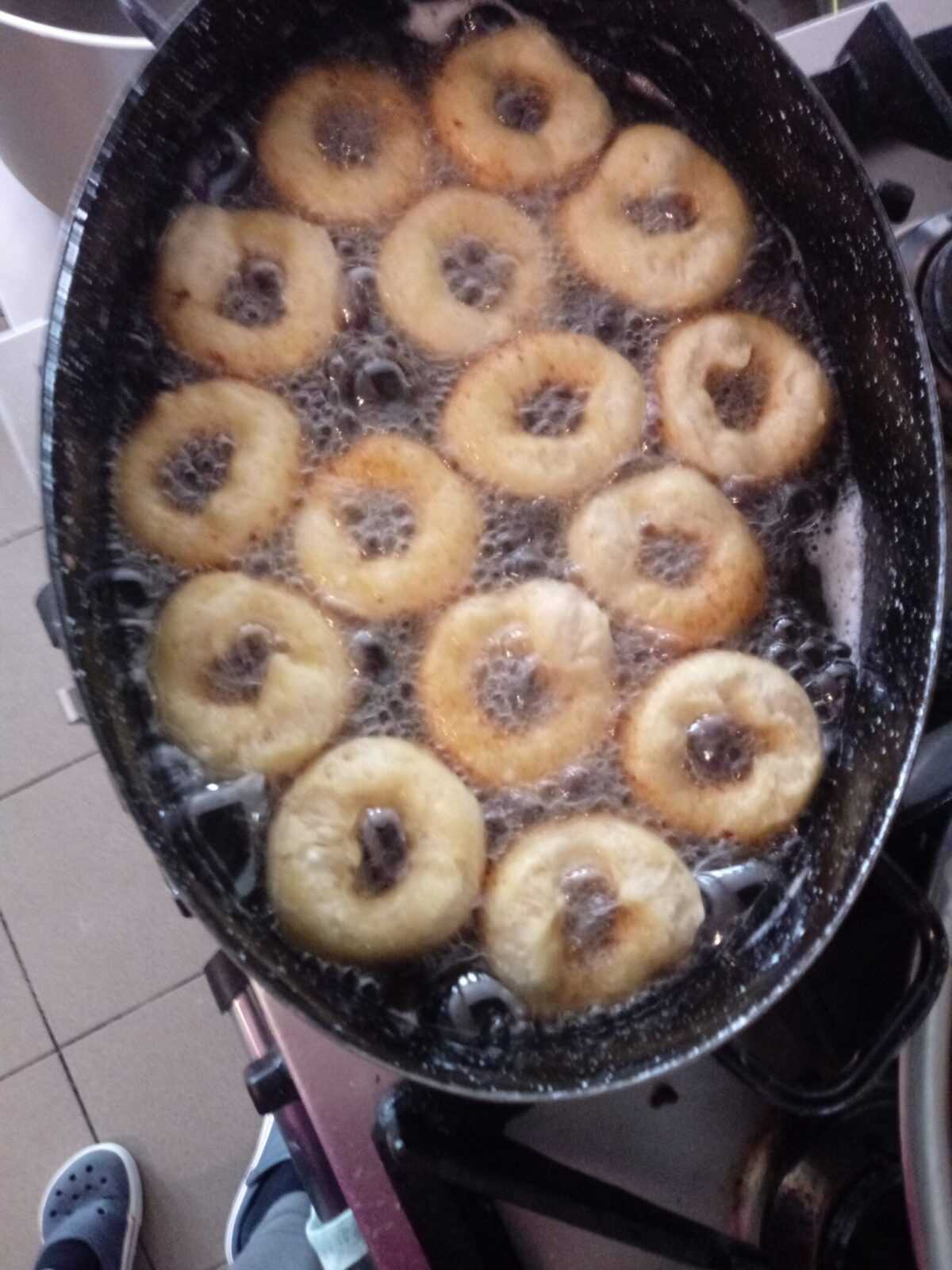 oponki smażą się w garnku