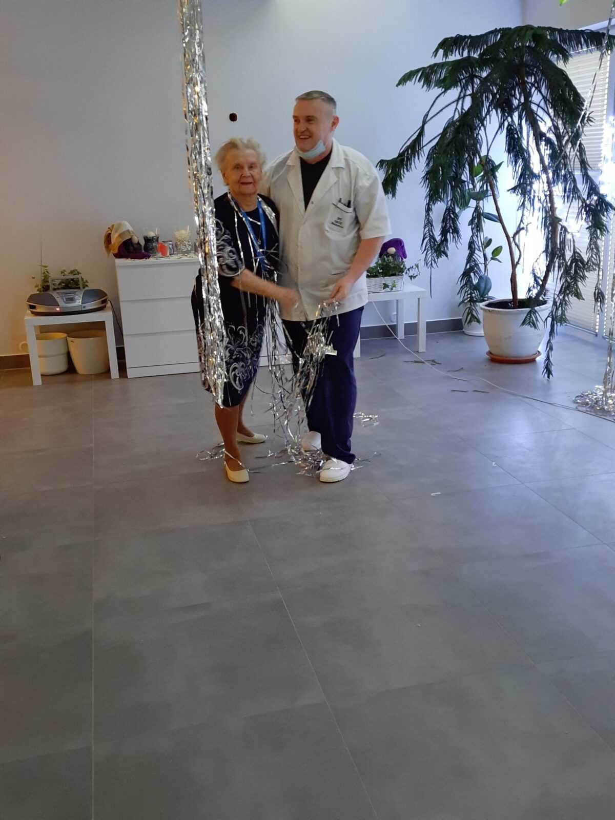 pracownik i mieszkanka DPS tańczą