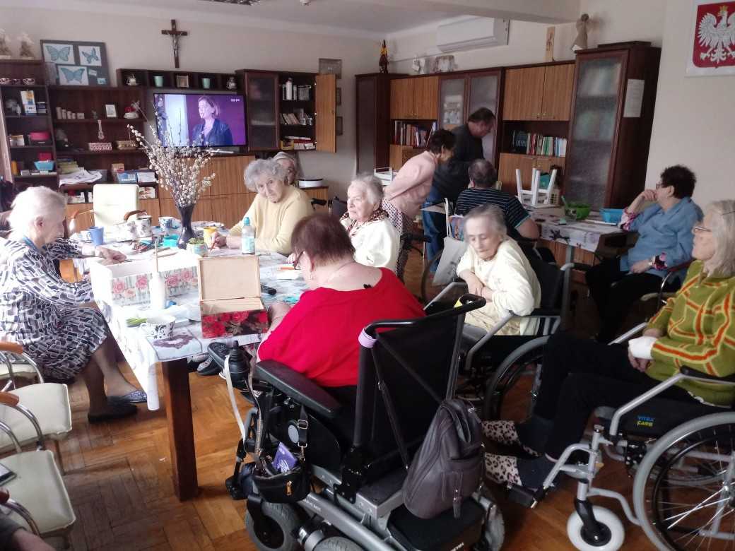 mieszkańcy DPS znajdują się w świetlicy, gdzie odbywa się terapia zajęciowa