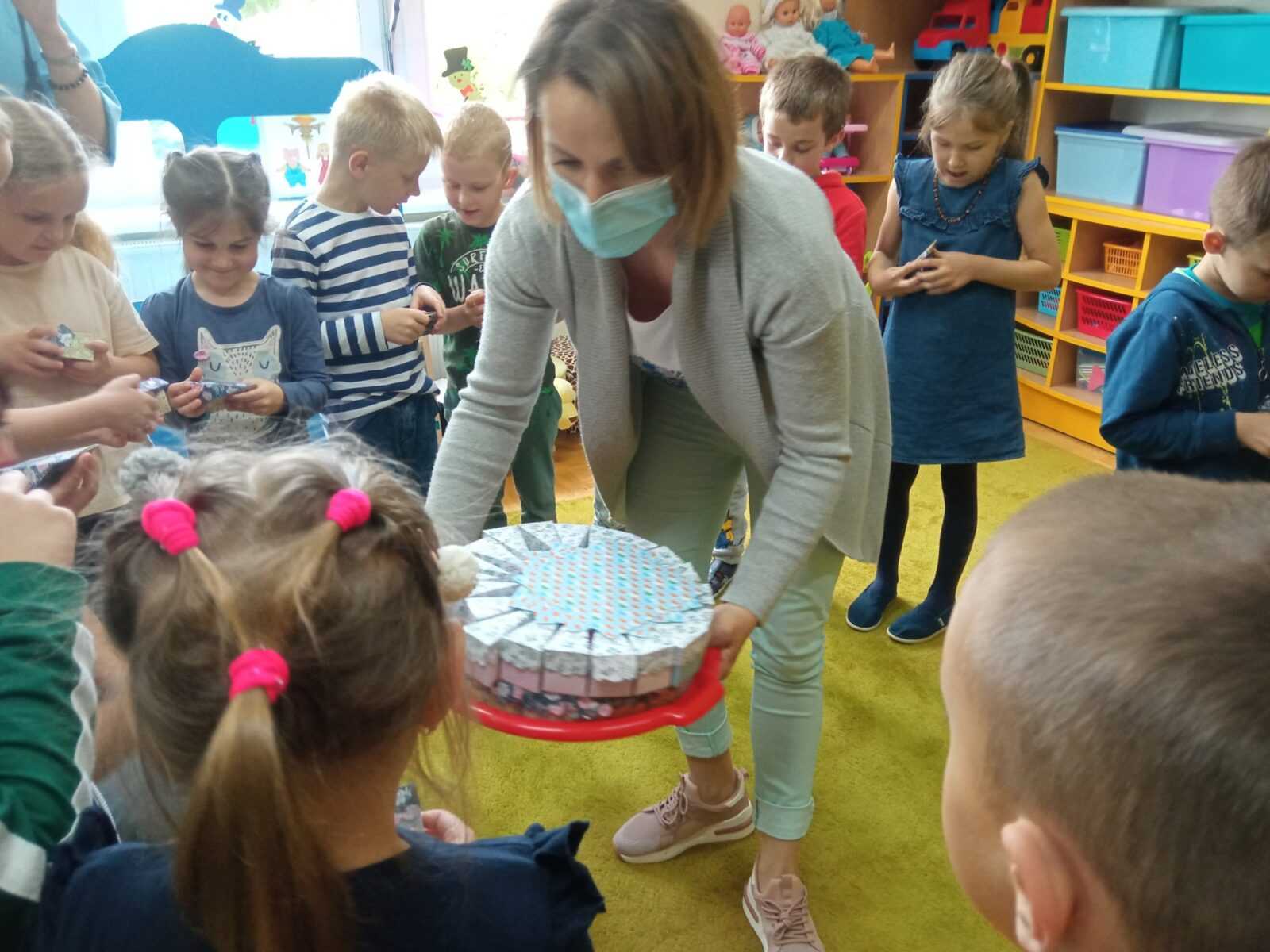 Pracownik DPS z okazji dnia dziecka odwiedził dzieci z sąsiedniego przedszkola, aby przekazać im drobny upominek w postaci słodkości. Cukierki zapakowane w małe papierowe pudełeczka ułożone w kształcie tortu zostały przygotowane przez mieszkańców DPS podczas terapii zajęciowej. Dzieci ucieszyły się z wizyty, chętnie częstowały i dzieliły się otrzymanym prezentem.
