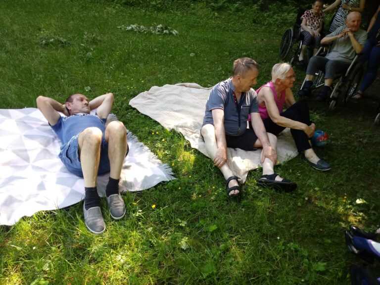 Piknik w parku miejskim