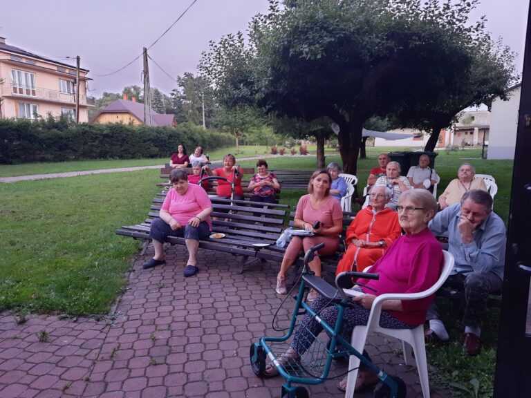 Kino plenerowe w ogrodzie DPS