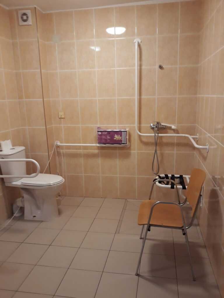 toaleta dla osób niepełnosprawnych w budynku DPS