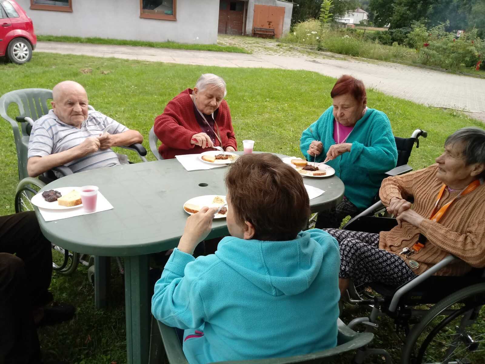 mieszkańcy DPS biorą udział w grillu