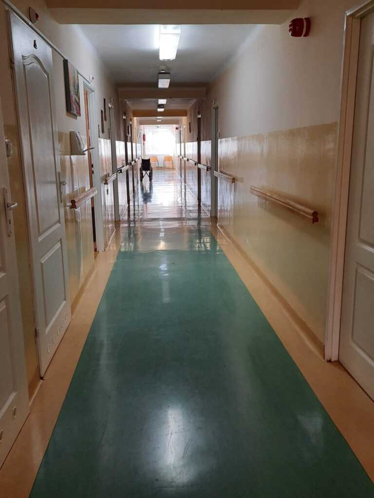 korytarz w budynku DPS
