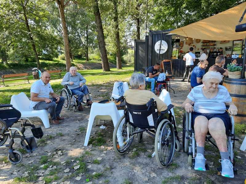 mieszkańcy DPS spędzają czas w